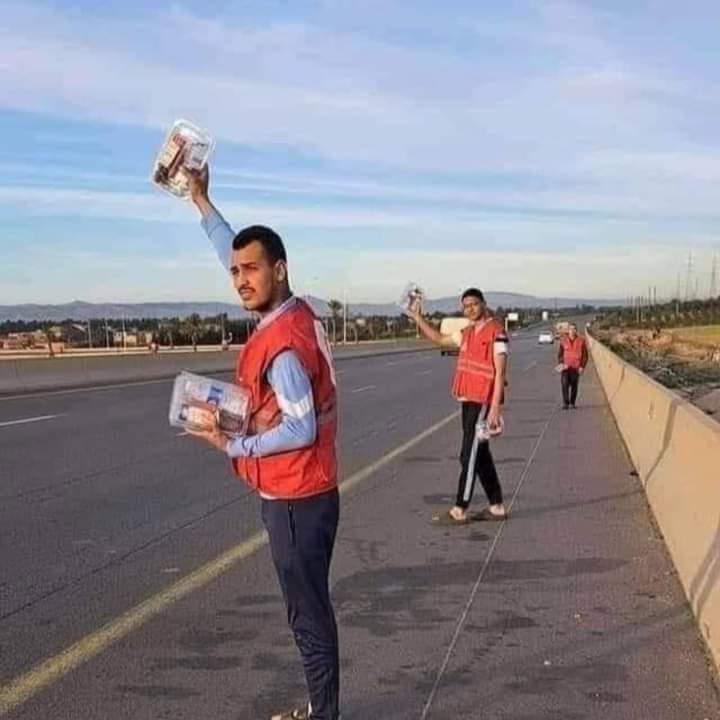 ميبقاش جارك مش لاقي يفطر عياله في رمضان وحضرتك تطلع علي الطريق بأكل وعصير تفطر إللي رايح وإللي جاي ومع إن أي حد علي الطريق سواق أو غيرو مش مستني فطارك وعامل حسابه إبحث عن جارك إبحث في الداخل مش في الخارج ألأقربون أولي بالمعروف  الله كريم