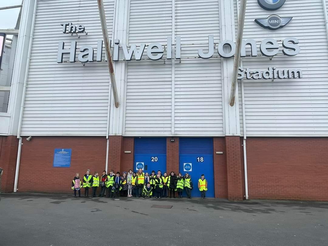 Agreat day out at Warrington Wolves with Y3 pupils from Blackpool. We travelled on @northernassist and @AvantiWestCoast to Warrington Bank Quay before walking to the stadium. Thanks Jo from @SelectCic and James from @WWRLFoundation for making this Feel Good Field Trip so special