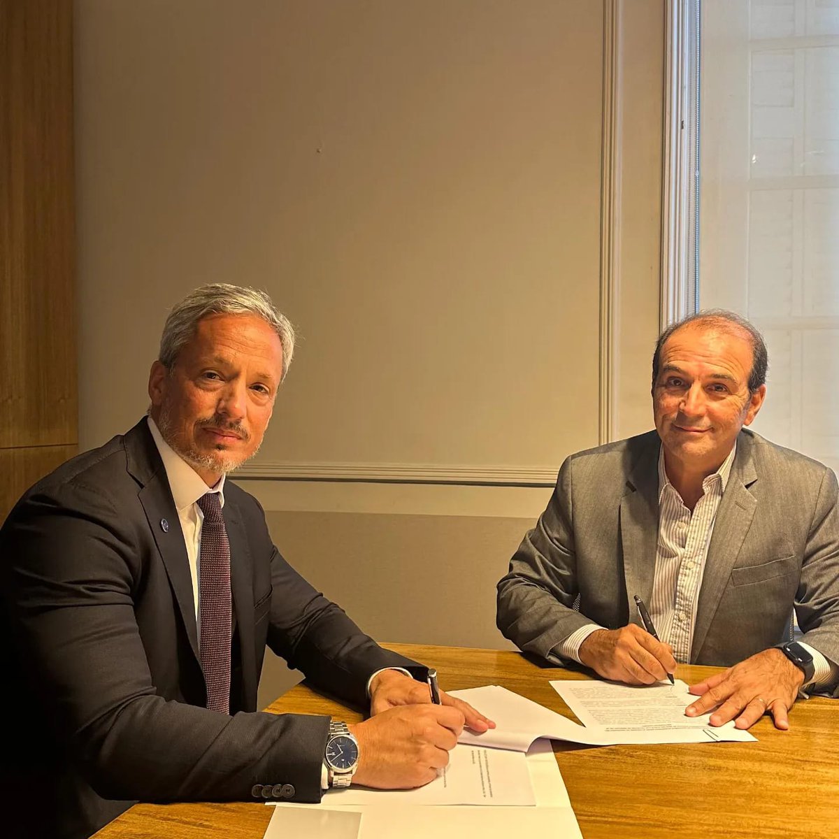 ✍🏽Nos complace  anunciar la firma de una carta acuerdo marco, entre el Colegio de  Abogados de Mar del Plata <a href="/CA_MDP/">Colegio de Abogados MDP</a> y nuestra Facultad de Derecho
<a href="/UnivAustral/">Universidad Austral</a> 

Aquí los detalles 👉 bit.ly/3ICNnqy 

#ExperienciasAustral #AustralDerecho   

Imagen cortesía <a href="/CA_MDP/">Colegio de Abogados MDP</a>