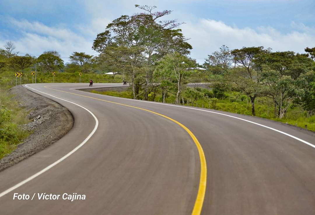 Sandinismo construye Carreteras donde antes eran barriales y los pueblos salian en bestias, carretas, y sólo vehículos dobles, altos. Carretera construída por Daniel Ortega en El Rama-Wapi El tortuguero, en el caribe Sur de Nicaragua. La gente comprará vehículos de todo tipo.