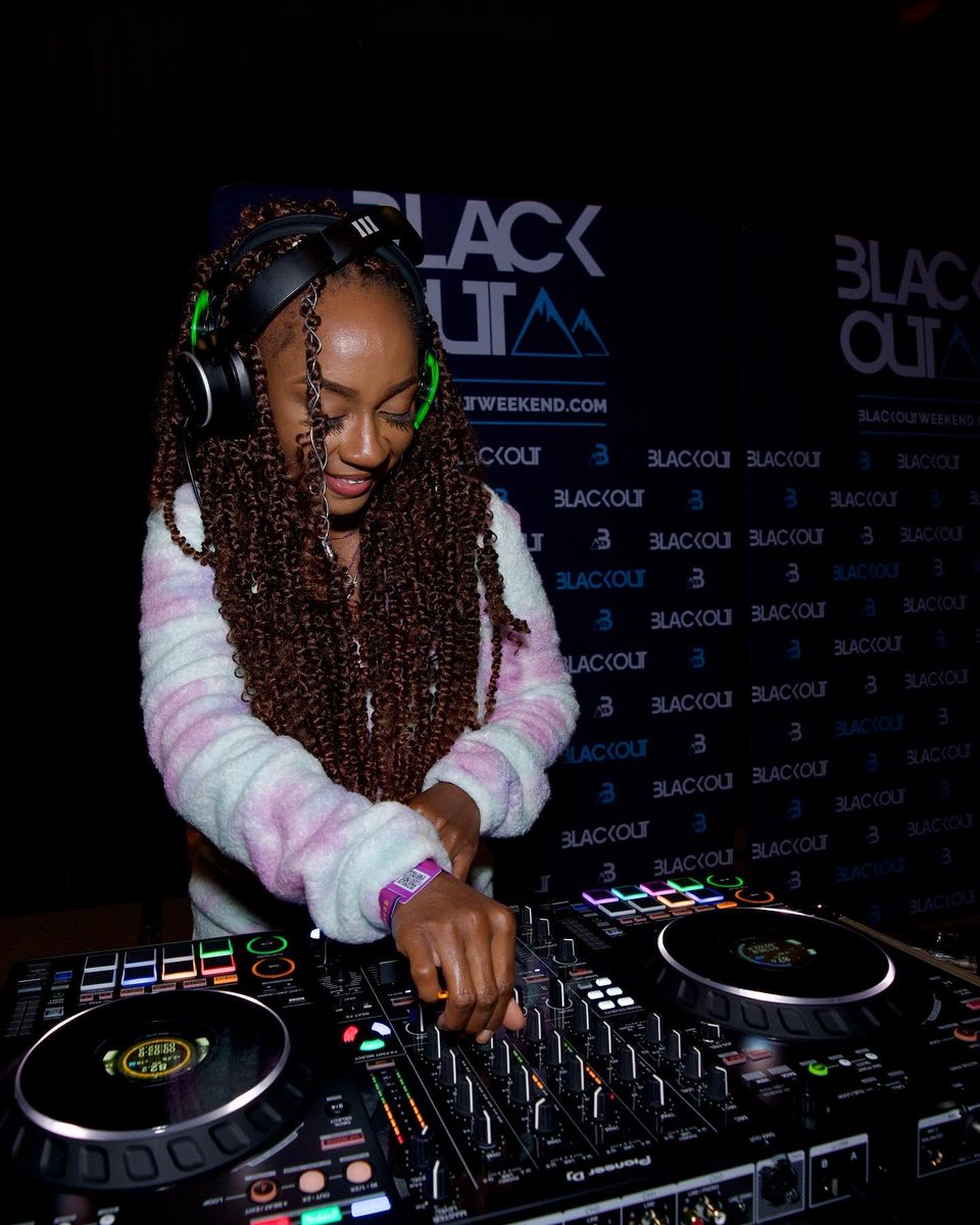DJKellyJ's tweet photo. Evidence that I was actually working at some point 🤓

Until next year, @blackoutweekend 🤸🏾‍♀️💫
#BOW_2024 #BlackoutWeekend #SouthLakeTahoe #skiweekend #snowboard #snowboarder #urbanfetes #urbanprofessionals #coredjs #ladiesofthecore #djkellyj #femaledj #vegas #vegasdj https://t.co/vS5W455k7C