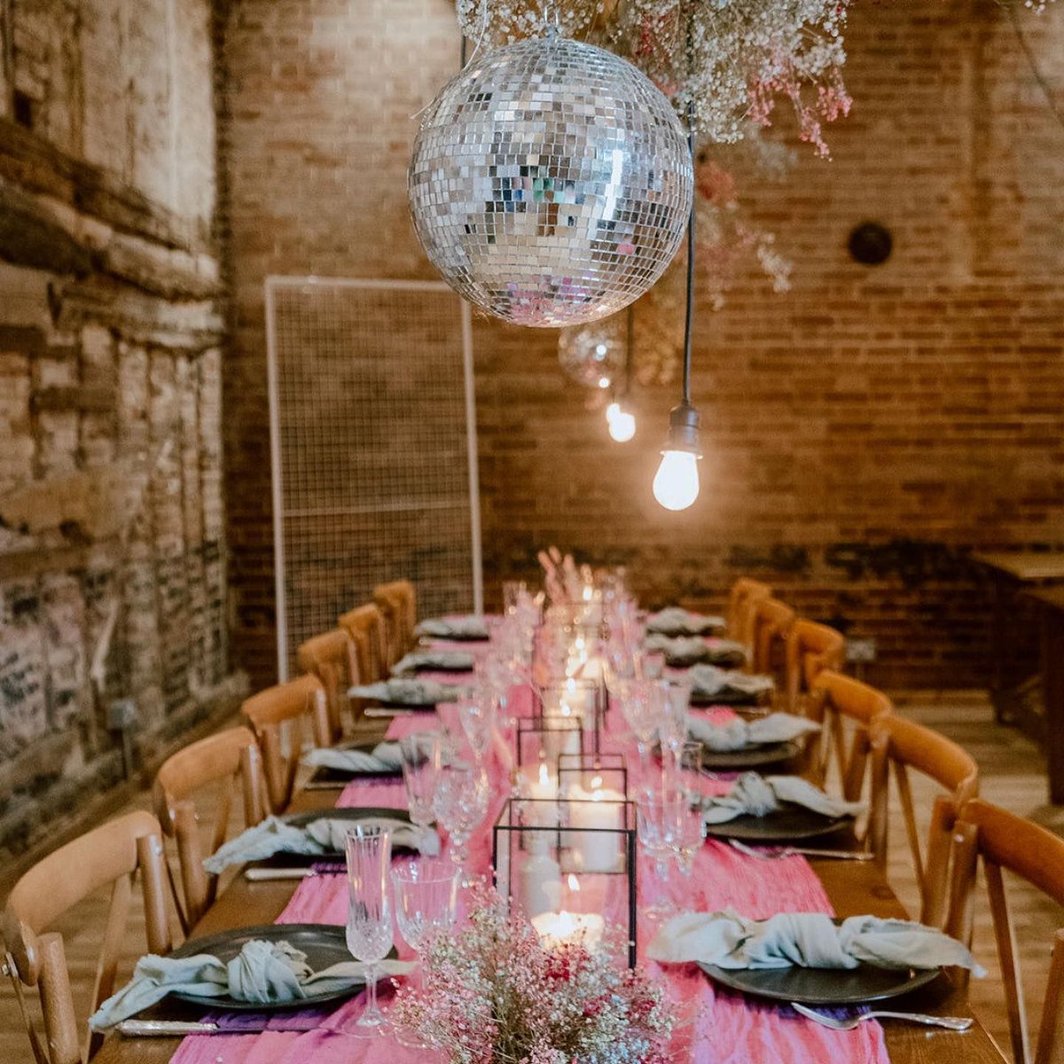 The Sancroft Barns is the perfect choice for those who are looking to create their own, beautifully bespoke wedding! 🌿🌸 It's a fantastic place to celebrate and dance the night away! 💃🕺 

thecompleteweddingdirectory.co.uk/TheSancroftBar…

Photo: Yasmin Thorp

#weddingvenuesuffolk #barnweddingvenue