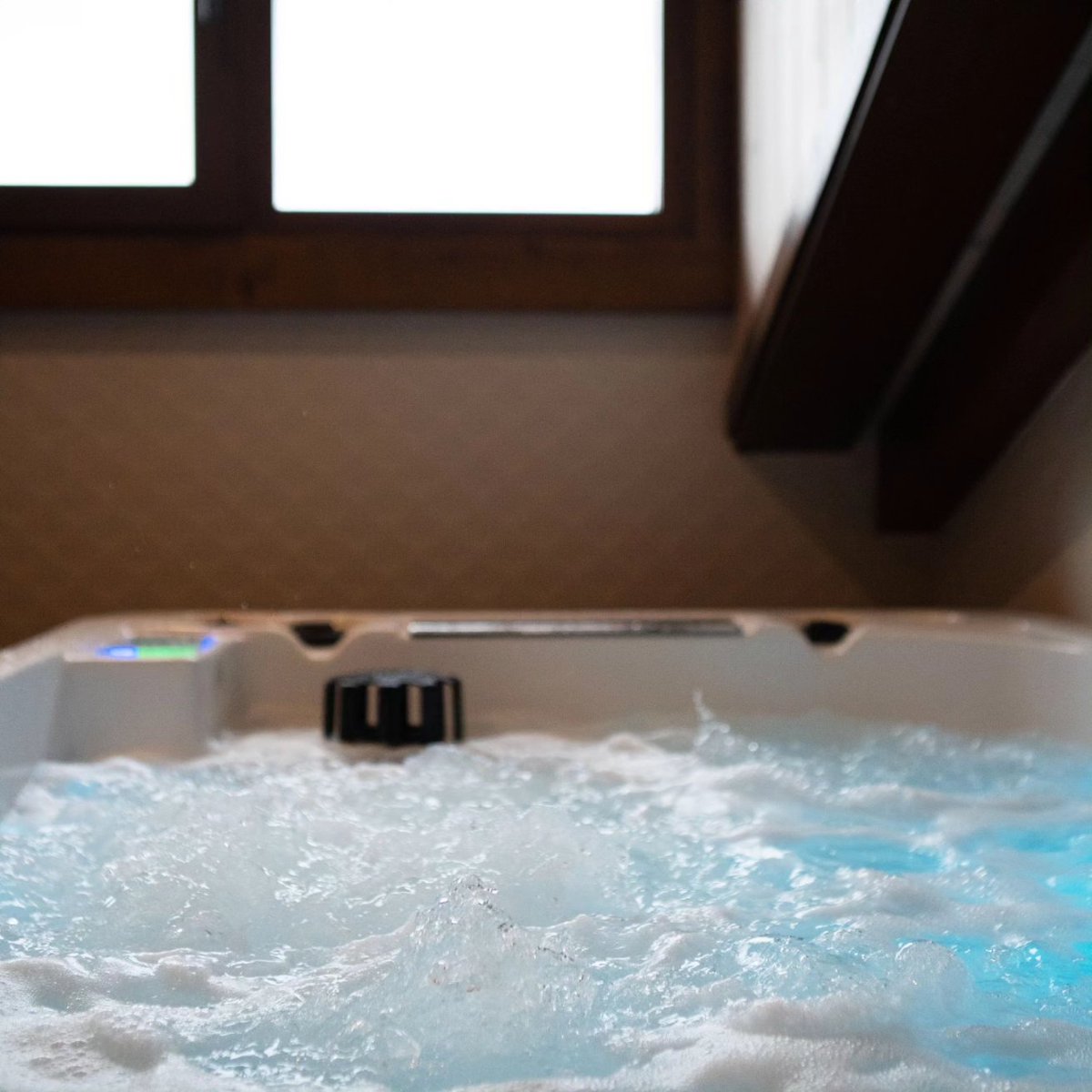 ✅ Suite Mirua. 

⏩Tiene una cama grande de 1,80x2 con baño propio. 🛏️
⏩Fuego bajo de pellet con sofá y televisión.🔥
⏩Mini barra con frigorífico y refrescos.🥂
⏩Balcón con mesas y sillas.🌄🚬
⏩Un jacuzzi para relajarse.🛀
¿Bonito regalo no?💝

#suite #navarra #kabia #rural