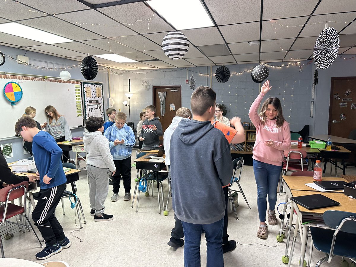 ChristineGindle's tweet photo. Using Kagan Structures to enhance our learning on different perspectives of a text. https://t.co/tgVogRIFPH