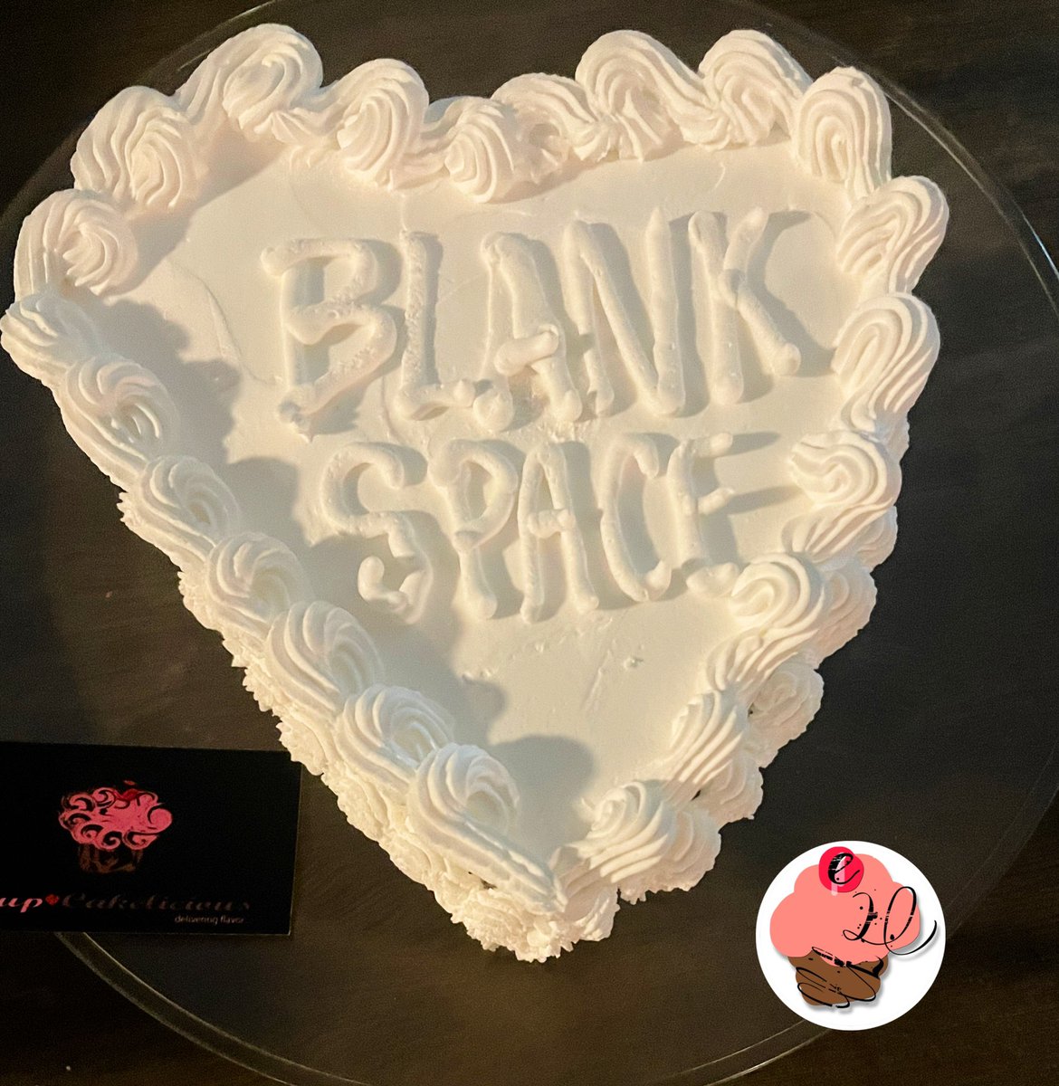 Pastel CupCakelicious Blank Space Pan de vainilla con relleno cremoso y mermelada de fresa con caramelo rojo sorpresa escondido en el centro. ¡Personaliza tu pastel! #cakeshop #cakelovers #cakes #pastry #swifties #blankspacecake @TeloVendoGDL @BazarBarato