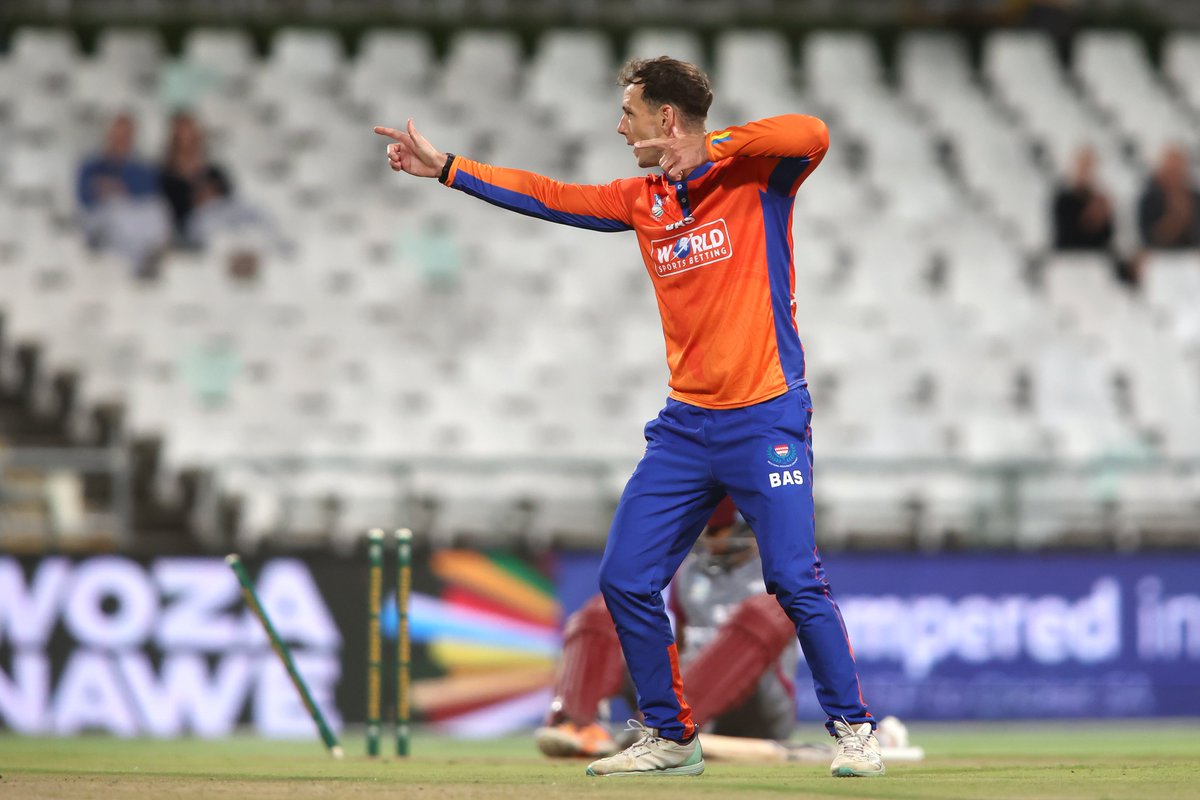 Kyle Simmonds strikes again as he gets us a breakthrough, getting van Tonder for 34. 

Auto Investments Dragons 130/2 (15). 

Hermann (83*), Lubbe (2*). 

Simmonds 2/16. 

#WPcricket #WozaNawe #westernprovince #T20challenge #WSBWP🧡 #BoysInBlue💙