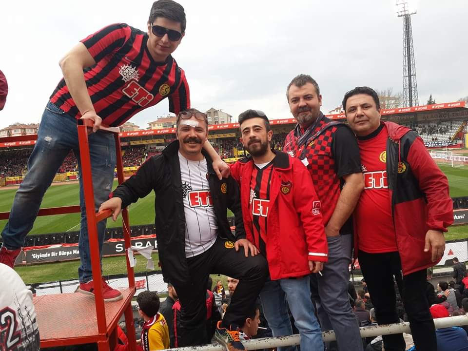 Bir zamanlar! 
Yağmurda çamurda... 
Allah rahmetiyle muamele etsin Osman Abim 🙏