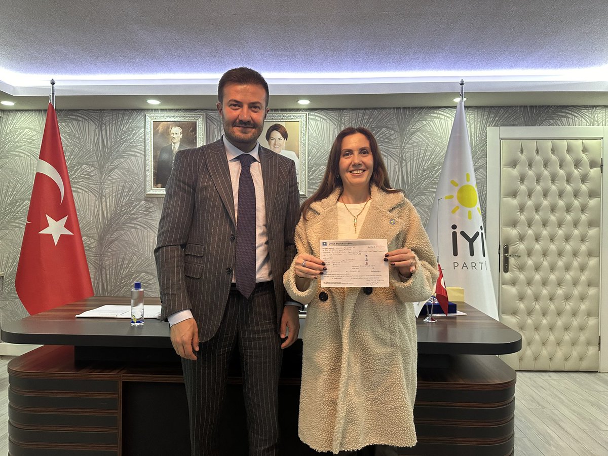 iyipartiankara's tweet photo. Ankara İl Başkanlığımıza hayırlı olsun dileklerini iletmek üzere ziyarete gelen İl Yönetim Kurulu Üyemiz Abdullah Ata Aksoy ile kıymetli eşi Refika Gül Aksoy’a nazik ziyaretleri ve hoş sohbetleri için teşekkür ederiz.

Sohbetimiz sonrasında gücümüze güç katmak adına üye olmak isteyen Refika Gül Aksoy’un üyelik kaydı tamamlandıktan sonra rozetini İl Başkanımız Sayın Akif Sarper Önder taktı.

Partimize hayırlı olması dileğiyle…

#EnİYİsi

@meral_aksener 
@iyiparti 
@AkifSarperOnder