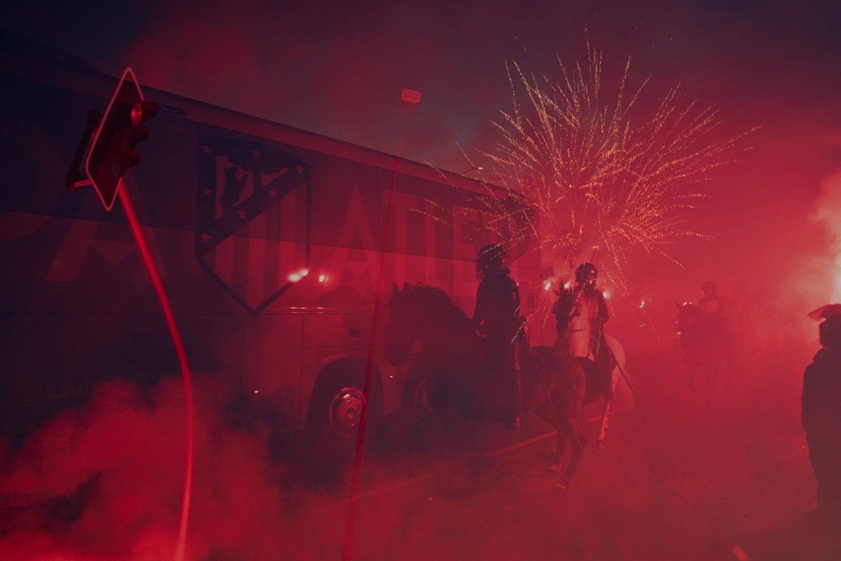 alejandrosnch_'s tweet photo. Recibimiento de la afición al autobús del Atlético de Madrid en su llegada a la Avenida Arcentales. https://t.co/yZma8EgyiJ
