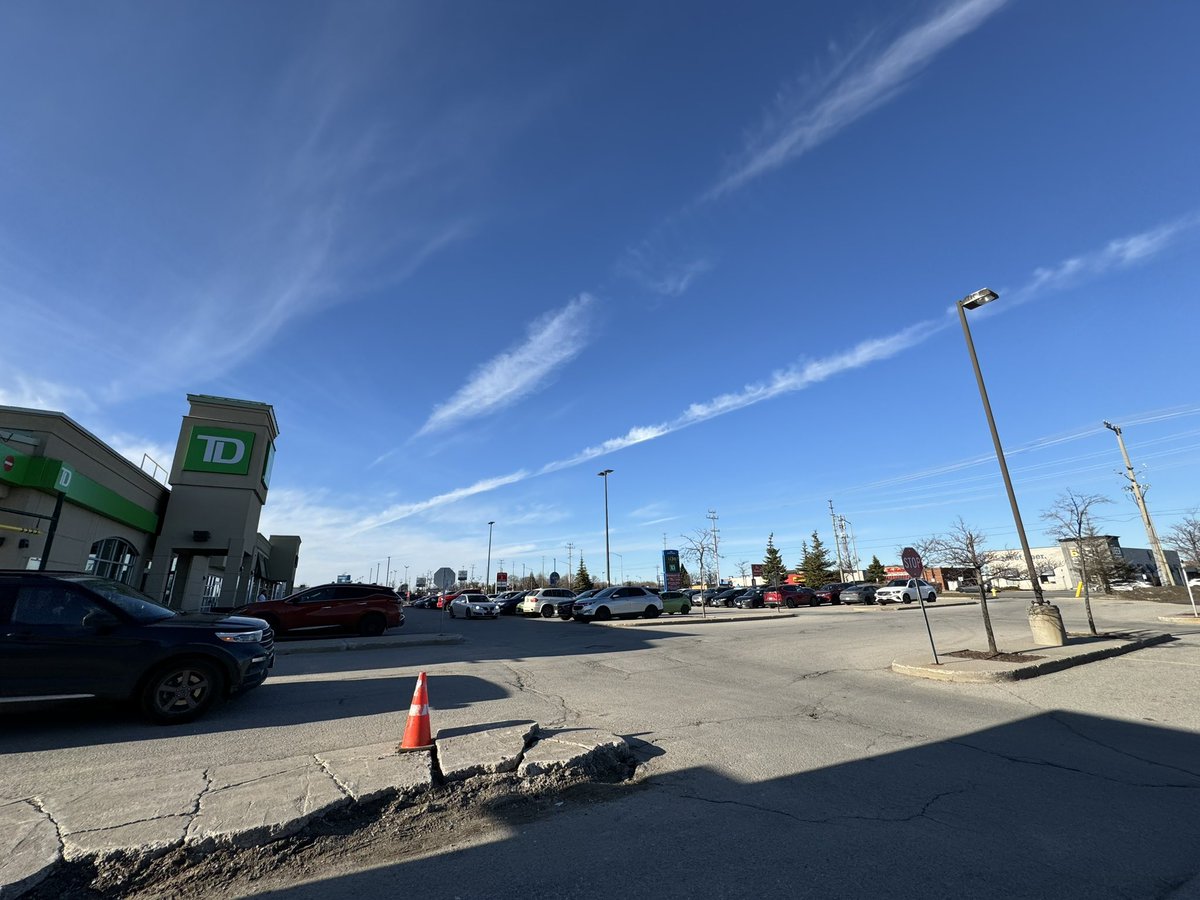 paulyb_dr's tweet image. Over the course an hour, the #chemtrails widen into complete cloud coverage. This is looking back from #barrie towards #phelpston #elmvale .
@BarrieMayor @DougShipleyBSOM what is being sprayed in our sky? What is the risk!!?? #GeoEngineering #Ontario