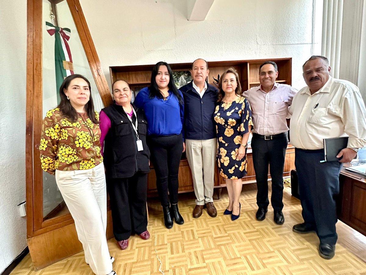 Recibí en audiencia a integrantes de la Mesa Directiva del Colegio de Supervisores y Coordinadores de Área de #IxtapanDeLaSal, con el propósito de sumar esfuerzos en beneficio de las y los estudiantes de la región.