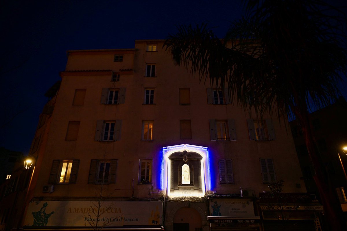 A Madunnuccia illuminée ✨ Les traditionnelles festivités liées à la Sainte patronne de la ville débuteront ce dimanche. Informations et programme à venir, restez connectés !