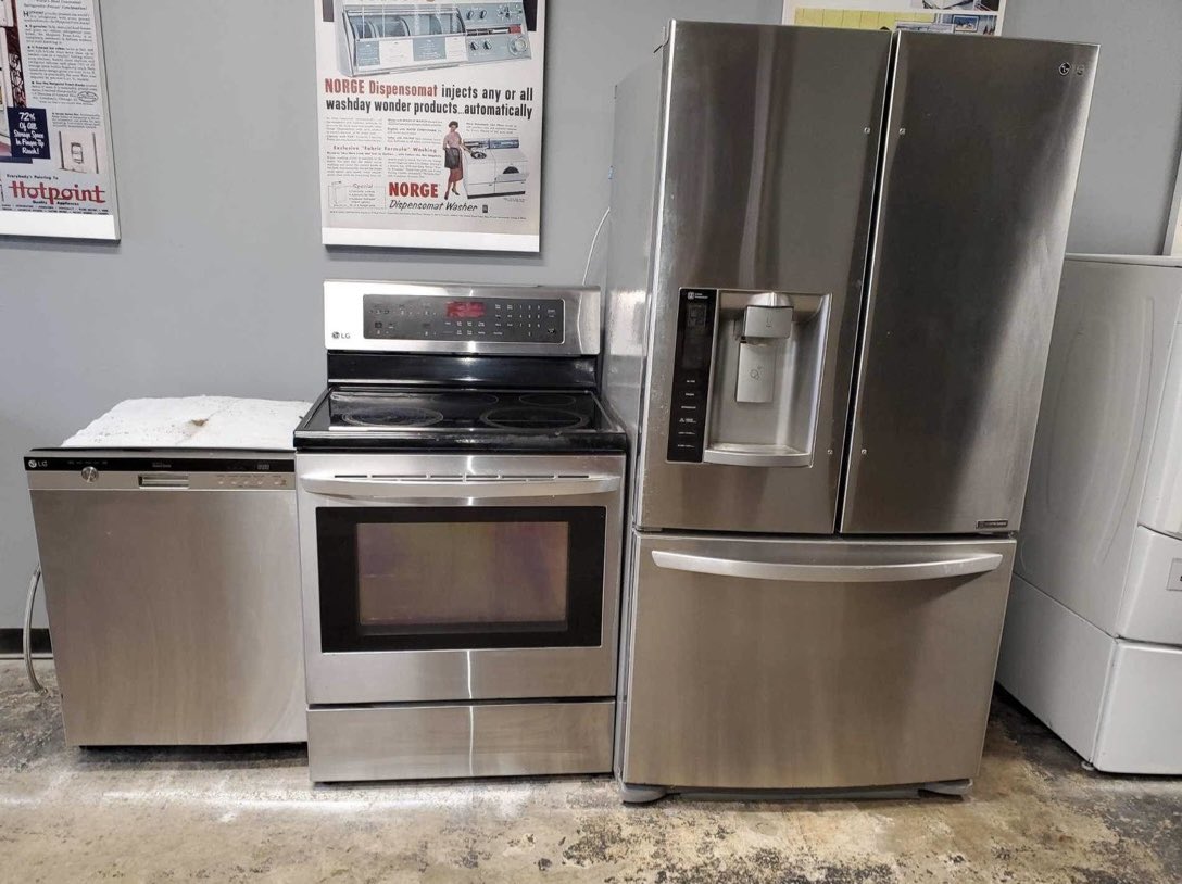 JohnnysApplian1's tweet image. You’re in luck! Look at this upscale kitchen set with an affordable price tag! LG Kitchen Set - package price: $1,495.00 🍀

☎️ 901-237-1936
🏬 4570 Raleigh LaGrange, Memphis 38128
⏰ Mon-Fri: 10a-6p; Sat: 10a-3p

#kitchenset #stainlesssteelappliances #LG #LGAppliances