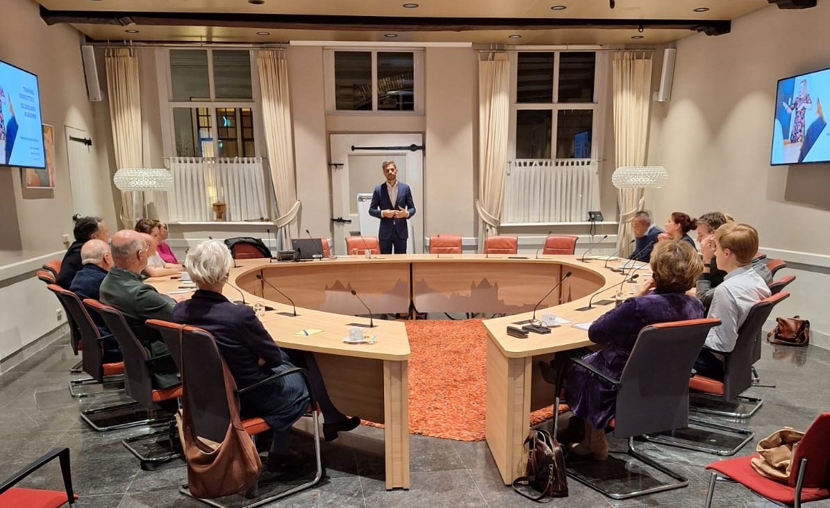 Als voorzitter heb je veel invloed op het goed laten verlopen van een vergadering. Daarbij moet je met vanalles rekening houden. Een groep voorzitters uit de regio Veluwe verbetert vandaag de benodigde vaardigheden. Met het <a href="/debatinstituut/">Het Nederlands Debat Instituut</a> zijn we bij de <a href="/gem_Hattem/">Gemeente Hattem</a>.