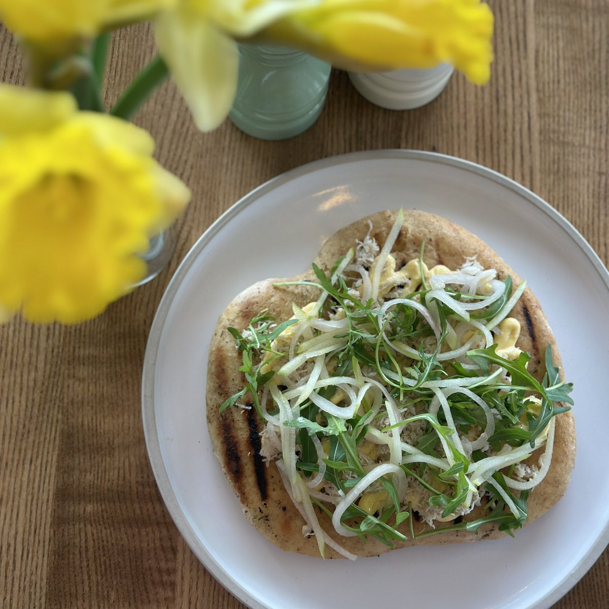We’ve got the perfect light-lunch option 🦀 Devon crab flatbread, brown crab mayo & apple. #lightbites #lunch #instow #northdevon #youngspubs @youngschefs @youngspubs