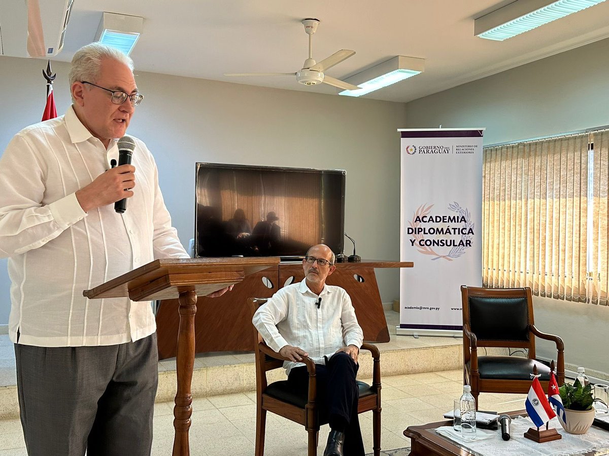 Asunción, Paraguay. 13 de marzo. El presidente del @Parlatino_org, el diputado @RolandoGlezP imparte plática en la Academia Diplomática y Consular de Paraguay. La conferencia fue titulada “Vida política, filosófica y diplomática del cubano José Martí (1853-1895)”