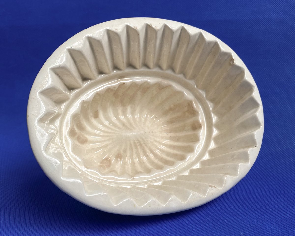I do love old ceramic jelly moulds. This one has a two-tiered swirling pattern. Capacity of 700ml (1.25 pints) so plenty of jelly to go with your favourite ice-cream 🍨
priddeythings.etsy.com/listing/168075…
#vintageshowandsell #kitchenalia #vintagekitchen