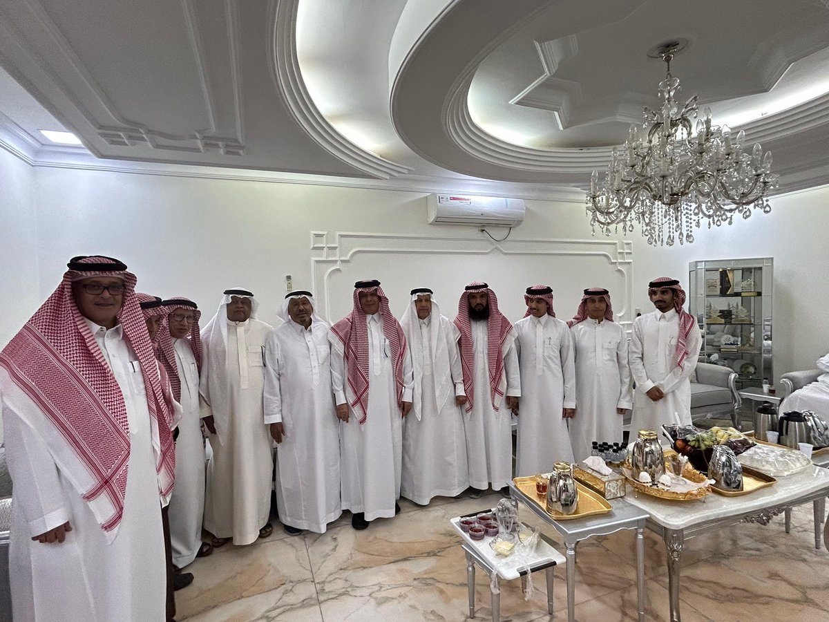 shahdnow's tweet photo. إدارة صحيفة #شاهد_الآن تزور عميد أسرة الهلال أ . يوسف بن فهد الهلال في منزله وتقدم له التهاني والتبريكات بمناسبة حلول #شهر_رمضان المبارك https://t.co/fr2vLnaUSE