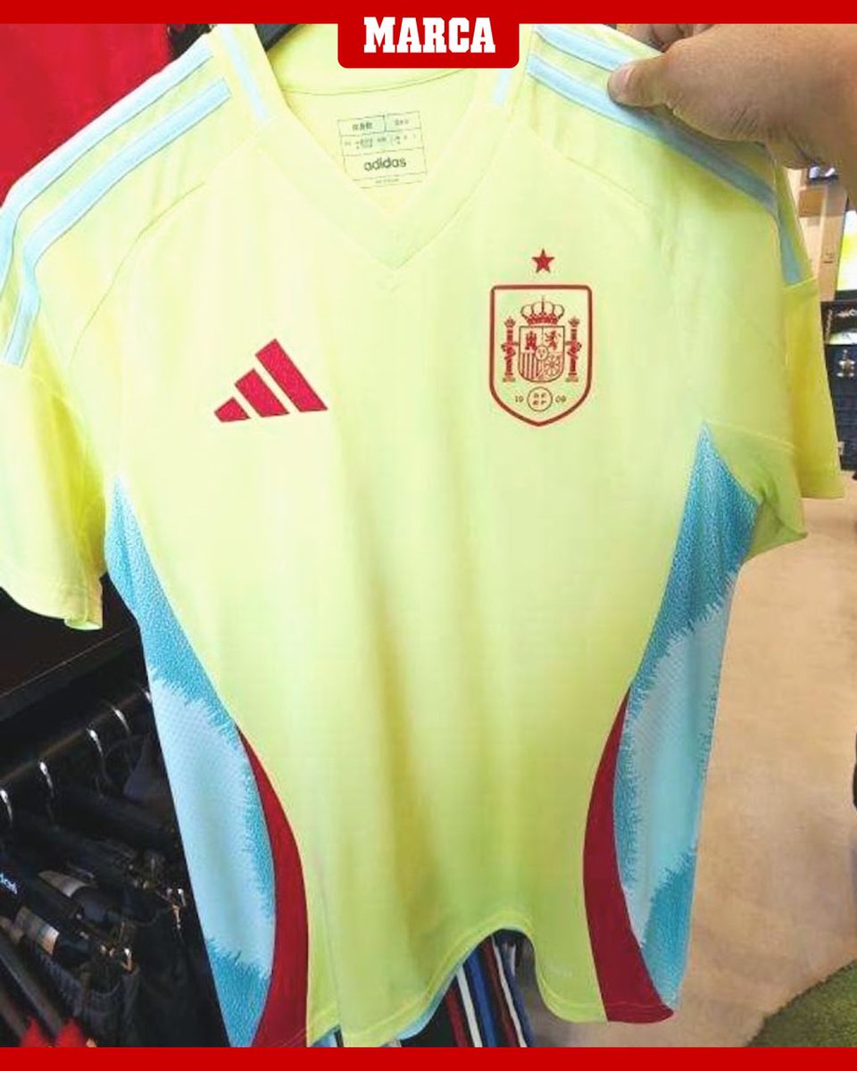 samugalicia's tweet photo. Estoy hundido, vamos a jugar una Euro con las camisetas que regalaban los supermercados cuando salíamos campeones. https://t.co/YCMFqJt25v