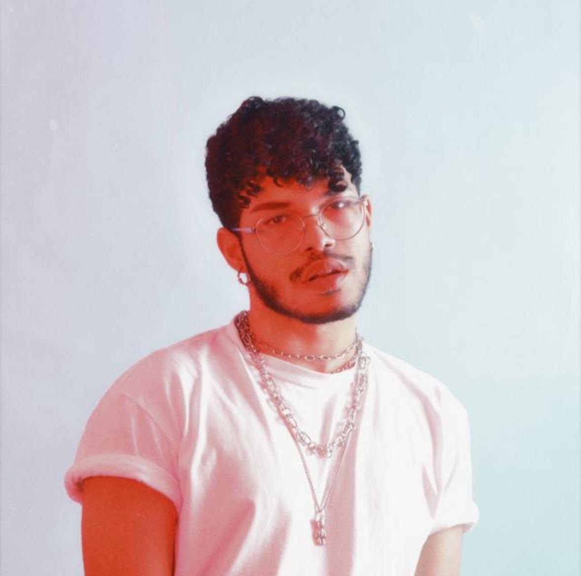 AcervoFatty's tweet photo. Victor é a pequena grande mulher! identidade visual é a coisa que a Ariana do greenville mais preza, tendo mtos visuais icônicos ao longo da carreira. Já teve romances conturbados  que acabaram com o psicológico dela. Enquanto a original troca de namo, a baiana troca de persona. https://t.co/6La6TtMDuJ