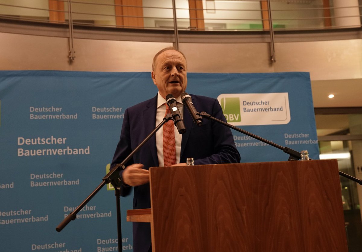 Bauern_Verband's tweet photo. Für die Zukunft gilt, betriebswirtschaftliche Zwänge in der Landwirtschaft und Wettbewerbsfähigkeit mit noch mehr Klimaschutz, Artenschutz und Tierwohl zusammenzubringen, betonte DBV-Präsident @JRukwied beim parlamentarischen Abend des DBV. https://t.co/CrAzZcVYen