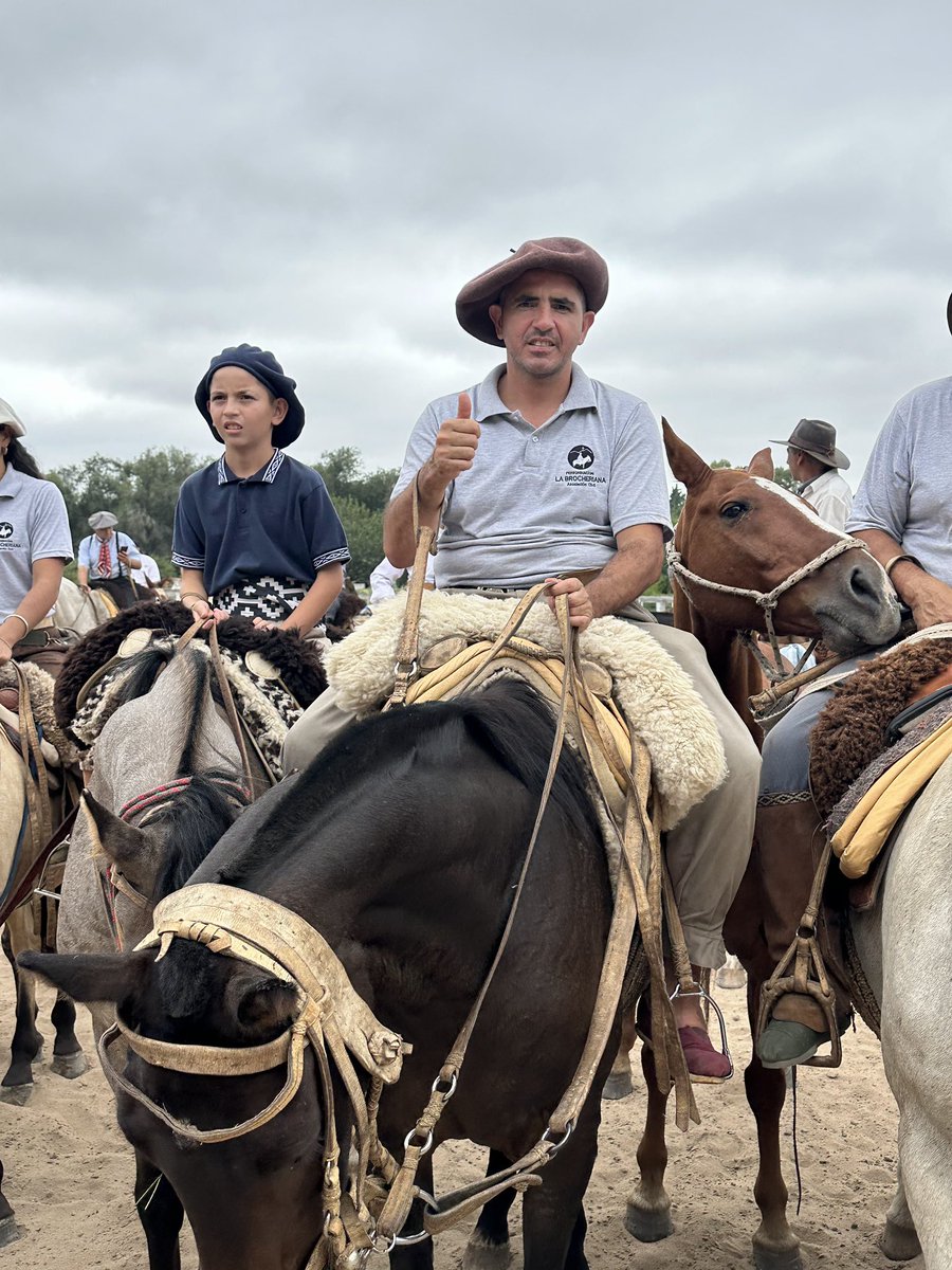 DarioCapitani's tweet photo. Inicia la 29° Peregrinación Brocheriana🌟
Nos encontramos en Malagueño, la primera parada de esta peregrinación que llegará el sábado a Villa Cura Brochero. 🐎 Durante tres días, miles de personas, a caballo y a pie, recorren los caminos de San Gabriel Brochero, compartiendo vivencias y fortaleciendo la conexión espiritual.🙏🏼✨ #PeregrinaciónBrocheriana #TurismoReligioso