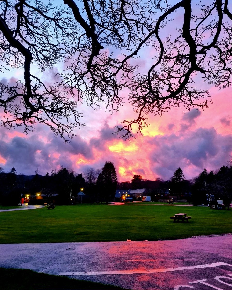 A little wary of the red sky at night - have a great evening and Thursday, friends #ScotlandisNow #StormHour #photography #photooftheday #landscape #OutAndAboutScotland #landscapephotography @VisitScotland @ScotsMagazine #friends #ThePhotoHour #stvsnaps #beautiful #sunset