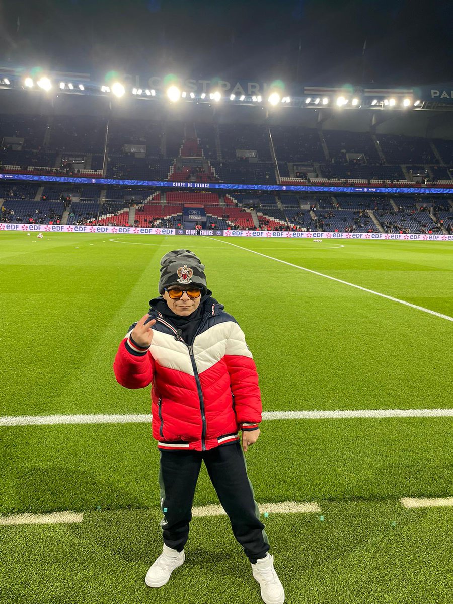 fdd_ogcnice's tweet photo. Rogers présent pour soutenir les Aiglons  ❤️🖤 #EnfantsSansDouleur #OGCNice #PSGOGCN https://t.co/1QuTqEPA87