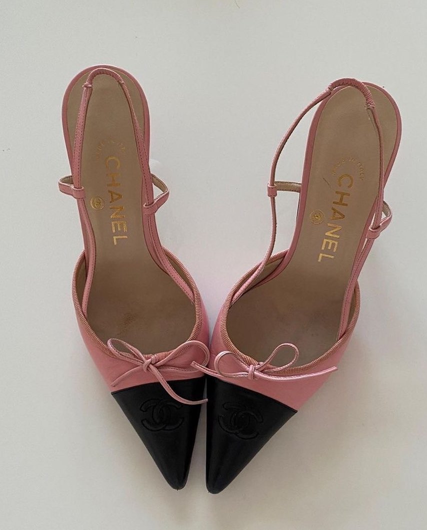 badestoutfit's tweet photo. vintage chanel https://t.co/6RZG2Moni1