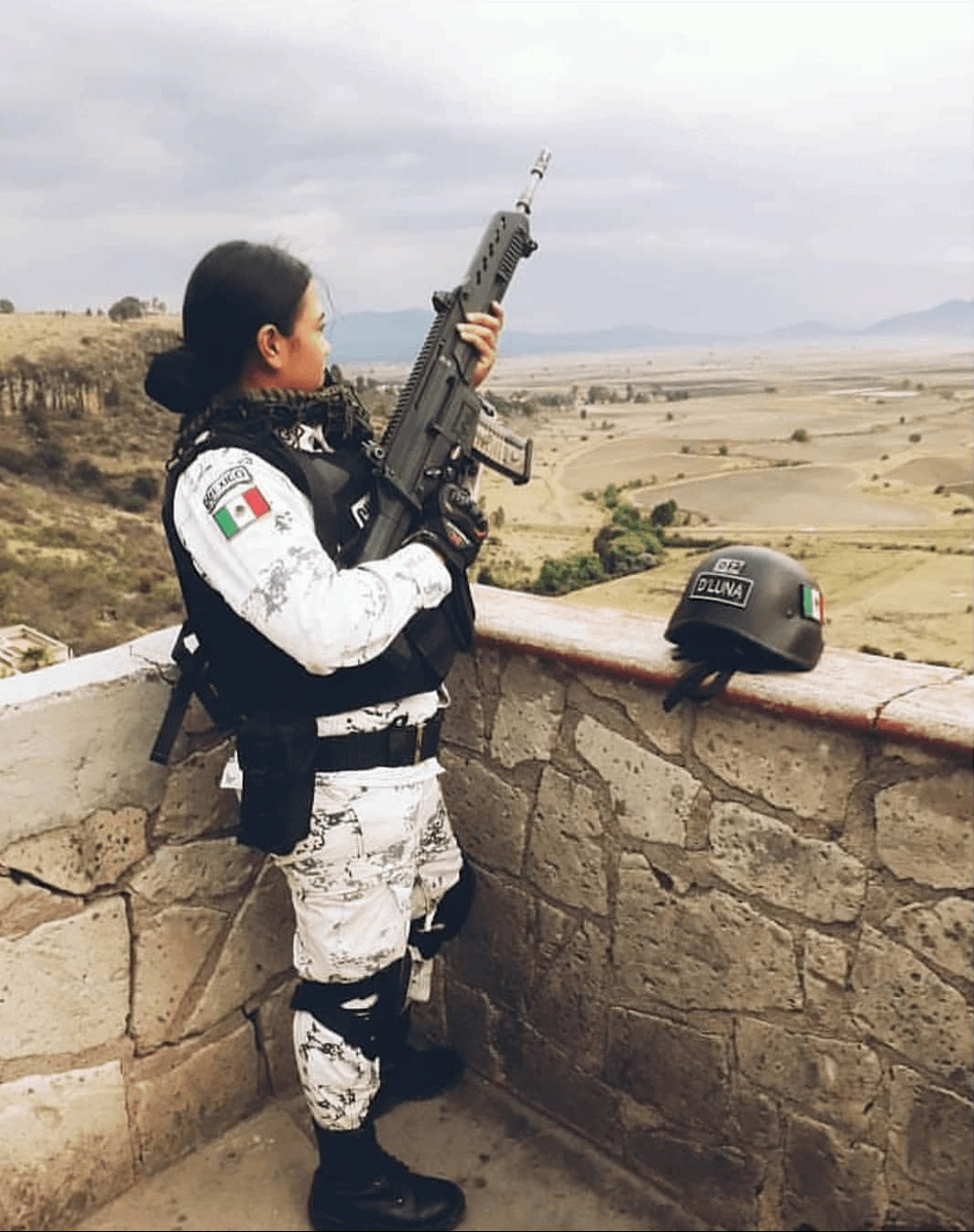 bot709386536358's tweet photo. 🇲🇽FX-05 ライフルを構えるメキシコの女性兵士 https://t.co/eF0cAWwxRj