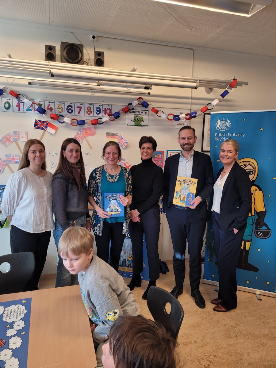 We have now formally launched our board game! 🎲🎉 Thank you to the Mayor of @reykjavik, @Ethorsteinsson for taking the time to play the game with Ambassador @BryonyMathew and the children of Háteigsskóli 👏 (the children won by the way!)