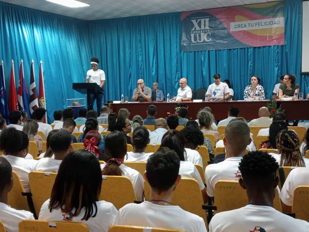 Para seguir construyendo el futuro se reunieron los jóvenes habaneros de la <a href="/UJCdeCuba/">UJC de Cuba</a> en su Asamblea provincial, previa al XII Congreso.
Acompañarlos esta tarde fue la certeza de que la Revolución está en manos seguras y de que se trabaja por desarrollar nuestro proyecto social.