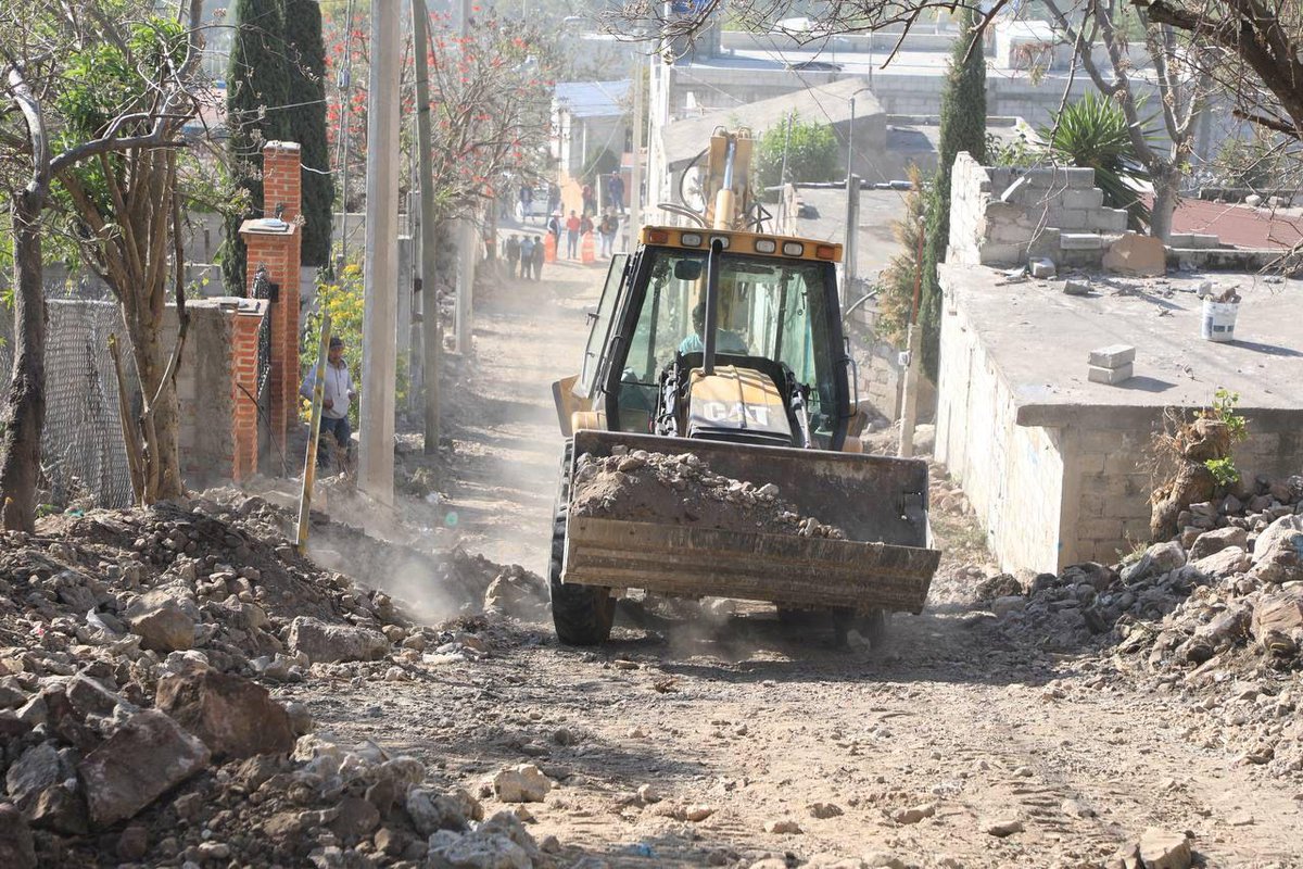 victorcabreramx's tweet photo. Continúa el cierre temporal en vialidades de la junta auxiliar de San Andrés Azumiatla y la inspectoría La Paz Tlaxcolpan en @PueblaCapital_.

Se informa que continúa el cierre temporal en vialidades de la junta auxiliar de San Andrés Azumiatla y la inspectoría La Paz Tlaxcolpan, debido a diversas intervenciones viales.

Así, el Ayuntamiento de Puebla recomienda tomar vías alternas a las avenidas aledañas a la calle Shashahuentzin, la calle Atlixco entre Cruztitlán y Principal, Poza Rica entre Principal y Buenos Aires, que se encuentran en dicha junta auxiliar.

También en calle Jazmines entre la Mesita y Carretera, así como en Chula Vista entre Camino a la Presidencia y 24 de Enero, ambas ubicadas en la inspectoría La Paz Tlaxcolpan, donde se llevan a cabo intervenciones de pavimentación y electrificación, por lo que el cierre permanecerá durante los próximos días.