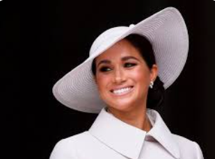 VABVOX's tweet photo. So the same people who hounded Meghan Markle to the point of suicidality and the British press who said she should be paraded through the streets naked with excrement thrown at her want us to back off Kate Middleton? Oh y'all must be mental.
#KateGate https://t.co/ifnD9y3gyb