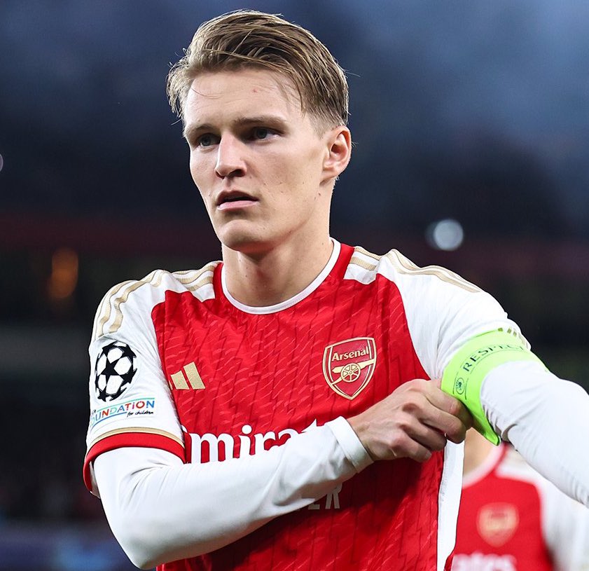 centregoals's tweet photo. 🚨🚨| FACT: Martin Ødegaard could pass the ball to his opponents 150 straight times and still have a 𝐇𝐈𝐆𝐇𝐄𝐑 pass accuracy than Bruno Fernandes in this Premier League season. 🤯

[via @statmusefc] https://t.co/Kb7e46f8KF