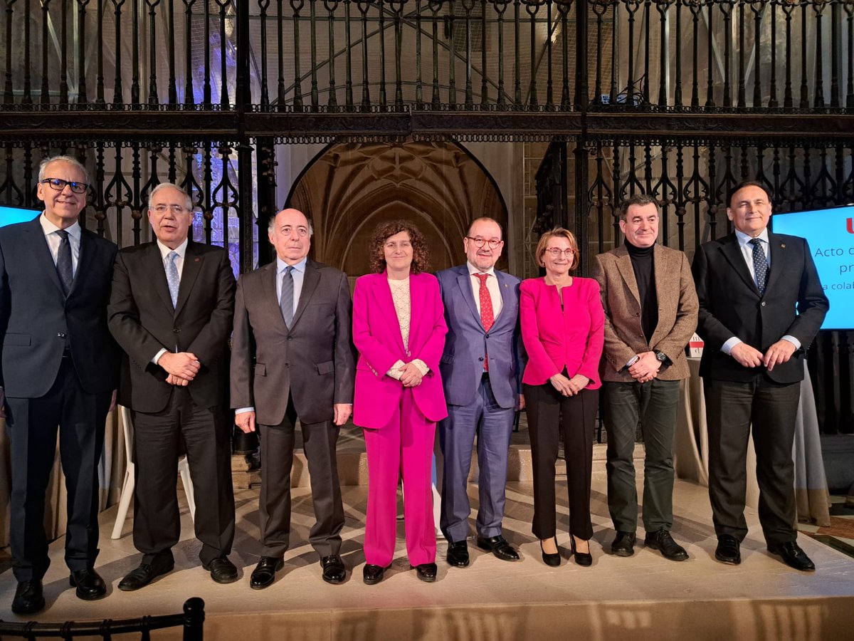 🏛️#XXXAniversarioCRUE Esta noche hemos entregado los libros conmemorativos de sus mandatos a los presidentes de #CRUE <a href="/segundopiriz/">Segundo Píriz Durán</a> (2015-2017), Roberto Fernández (2017-2019), <a href="/GoVillamandos/">José Carlos Gómez Villamandos</a> (2019-2022) y Juan Romo (2022-2023)
‼️Gracias por vuestra dedicación a la Universidad