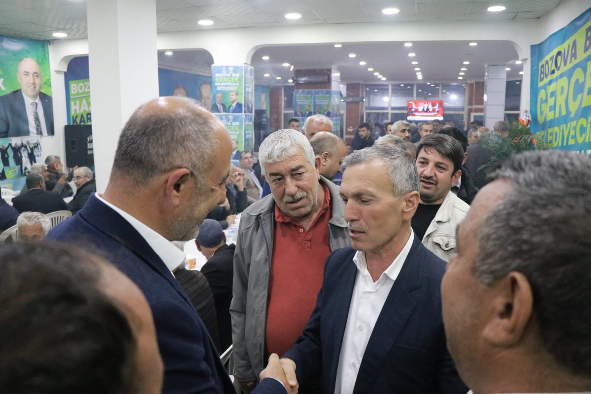 SuphiAksoyB's tweet photo. Seçim büromuzda kıymetli hemşehrilerimiz ile bir araya geldik. 

Durmak yok, yola devam. 🇹🇷

@akpartiurfa @Akbozova1 @bybekirbozdag @yzyilmaz55 @aysesula @zabeyazgul @adelioglu63 @yusufcakmak63 https://t.co/Ea3VUz99Bo