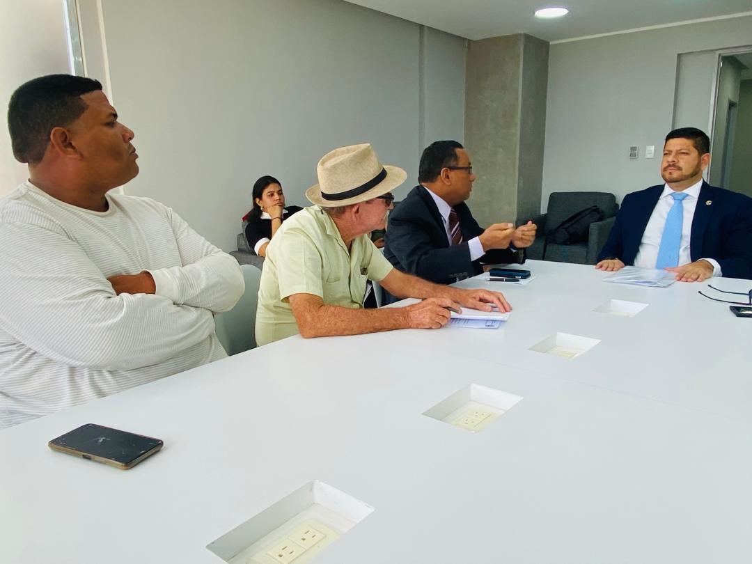 DipRonderos's tweet photo. A esta hora acompañamos a víctimas y familiares de afectados por la crisis sanitaria que afecta al Hospital Luis Ortega de #Margarita y que son recibidos por la Subcomisión de Salud de la @Asamblea_Ven. 

Necesitamos soluciones rápidas para nuestra gente. 🇻🇪 https://t.co/RCYvQClxlq