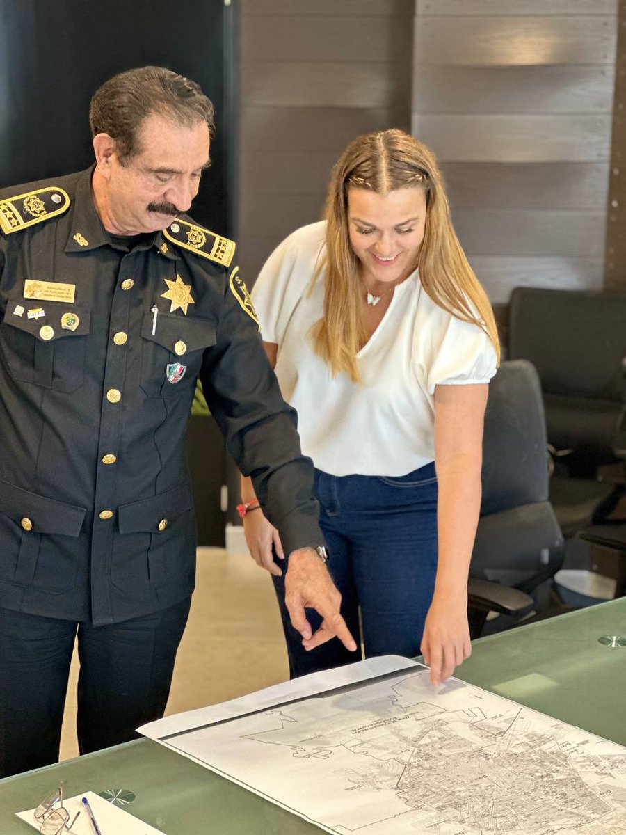 CeciliaPatronL's tweet photo. Nuestra chula Mérida es una ciudad segura 👮🏽 gracias al trabajo en equipo que se realiza todos los días en el estado para cuidar de todas y todos.
Desde la @Mx_Diputados seguimos de cerca esta importante labor, por eso me reuní con el comandante Luis Felipe Saidén Ojeda, para seguir haciendo equipo con el objetivo de reforzar y mejorar cada vez más nuestra seguridad. Reconozco el gran trabajo que realiza, así como el de las y los elementos de la @sspyuc . 🚔