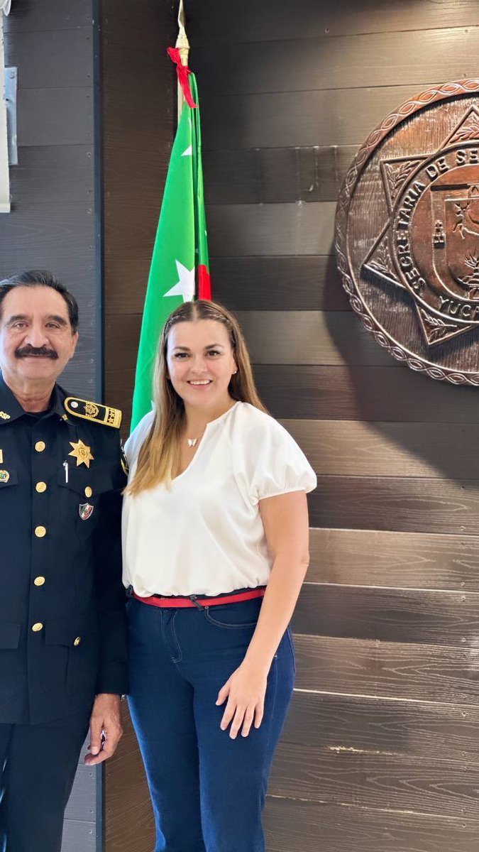 CeciliaPatronL's tweet photo. Nuestra chula Mérida es una ciudad segura 👮🏽 gracias al trabajo en equipo que se realiza todos los días en el estado para cuidar de todas y todos.
Desde la @Mx_Diputados seguimos de cerca esta importante labor, por eso me reuní con el comandante Luis Felipe Saidén Ojeda, para seguir haciendo equipo con el objetivo de reforzar y mejorar cada vez más nuestra seguridad. Reconozco el gran trabajo que realiza, así como el de las y los elementos de la @sspyuc . 🚔