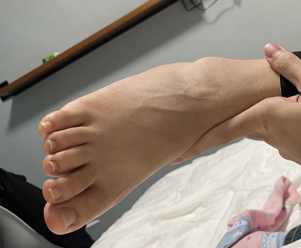 naiver_man's tweet photo. 网友投稿04年女友的臭脚臭袜子，长相清纯可爱，但极度反差，袜子一个月不换，隔着频幕我都要觉得这脚快要有脚气了。 https://t.co/VDrstnZ0VJ