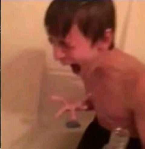 ALGUIEN ME PUEDE EXPLICAR A D&Oacute;NDE MIERDA FUERON A PARAR TODOS LOS TOALLONES DE MI CASA?? https://t.c