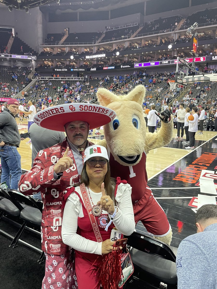 senoroukc's tweet image. Feeling blessed to spend the day with the @OUCKC and @OU_Alumni for the @OU_MBBall game! 

Now onto making pizzas - perfect end to our day! 🏀🍕 #OUCKC #OUAlumni #Basketball #PizzaTime #Big12MBB