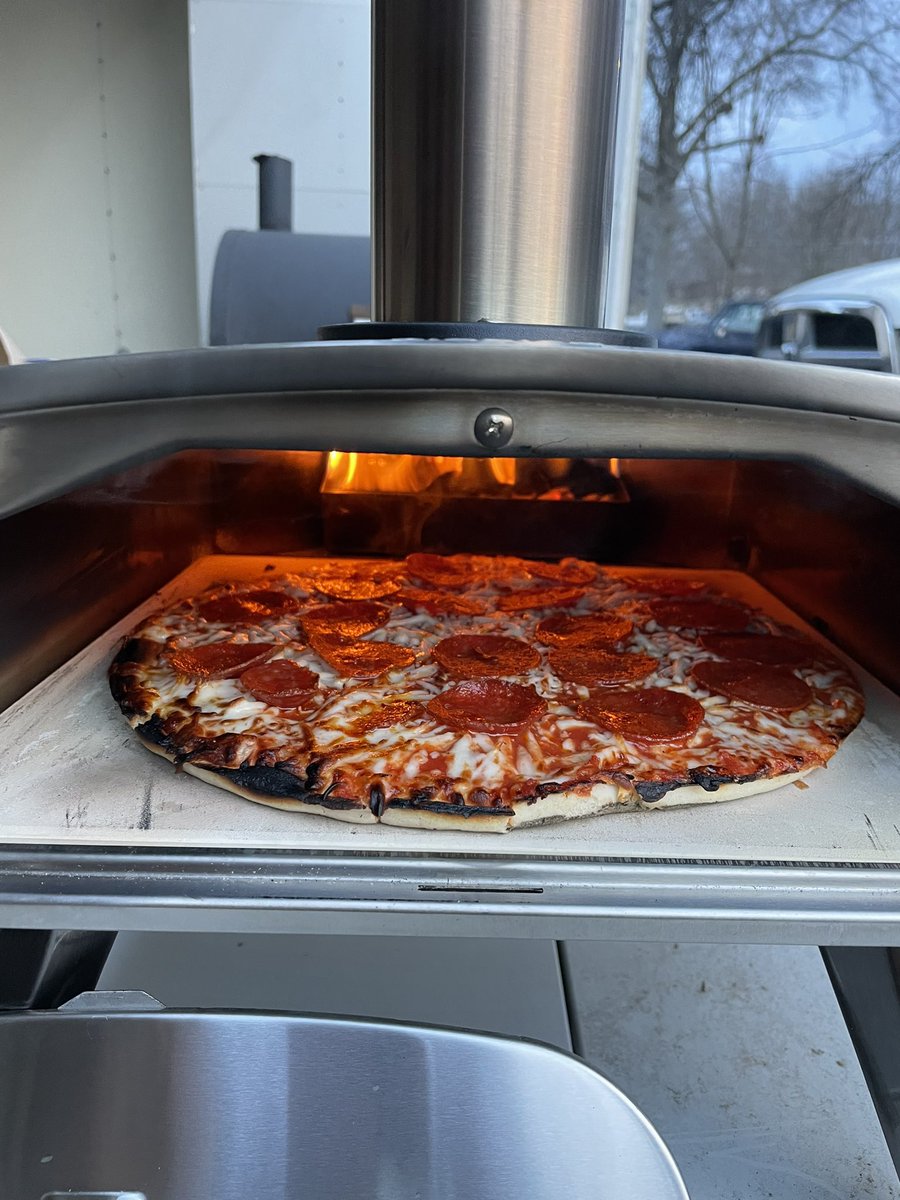 senoroukc's tweet image. Feeling blessed to spend the day with the @OUCKC and @OU_Alumni for the @OU_MBBall game! 

Now onto making pizzas - perfect end to our day! 🏀🍕 #OUCKC #OUAlumni #Basketball #PizzaTime #Big12MBB