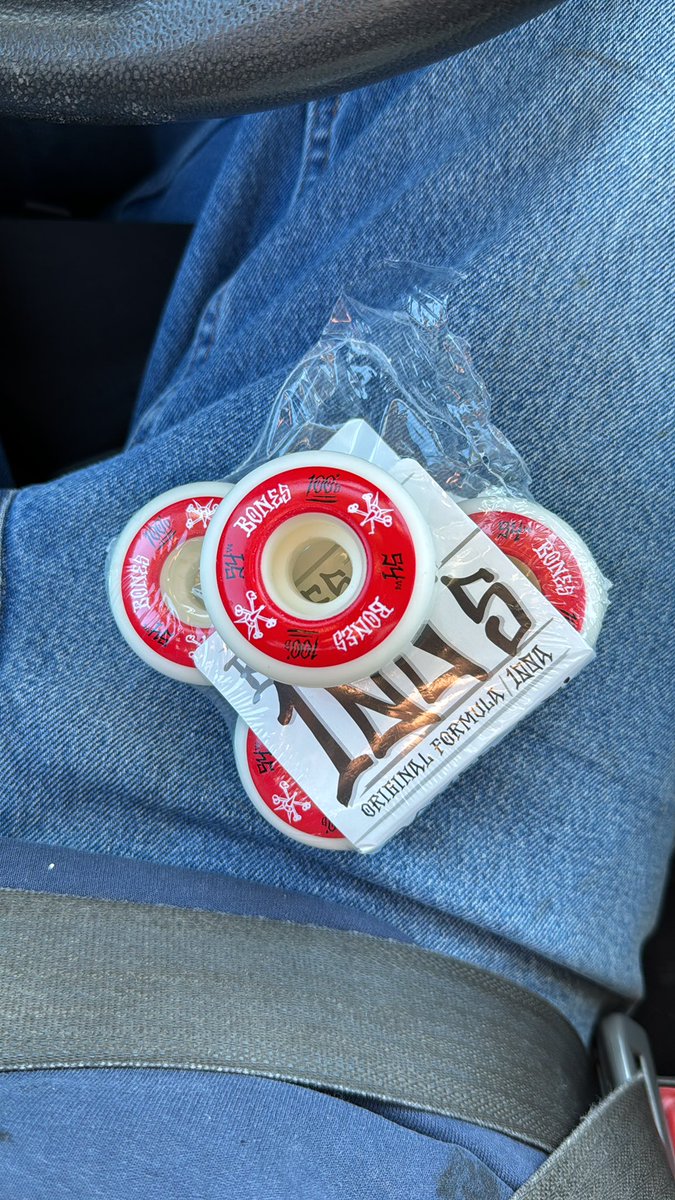 WaysideChase's tweet image. Don’t worry everyone, I’m back in business! My OJs had the worst flat spot of all time. Going with the OG wheels so let’s see how long they last 

#skateboarding #boneswheels #skateclips