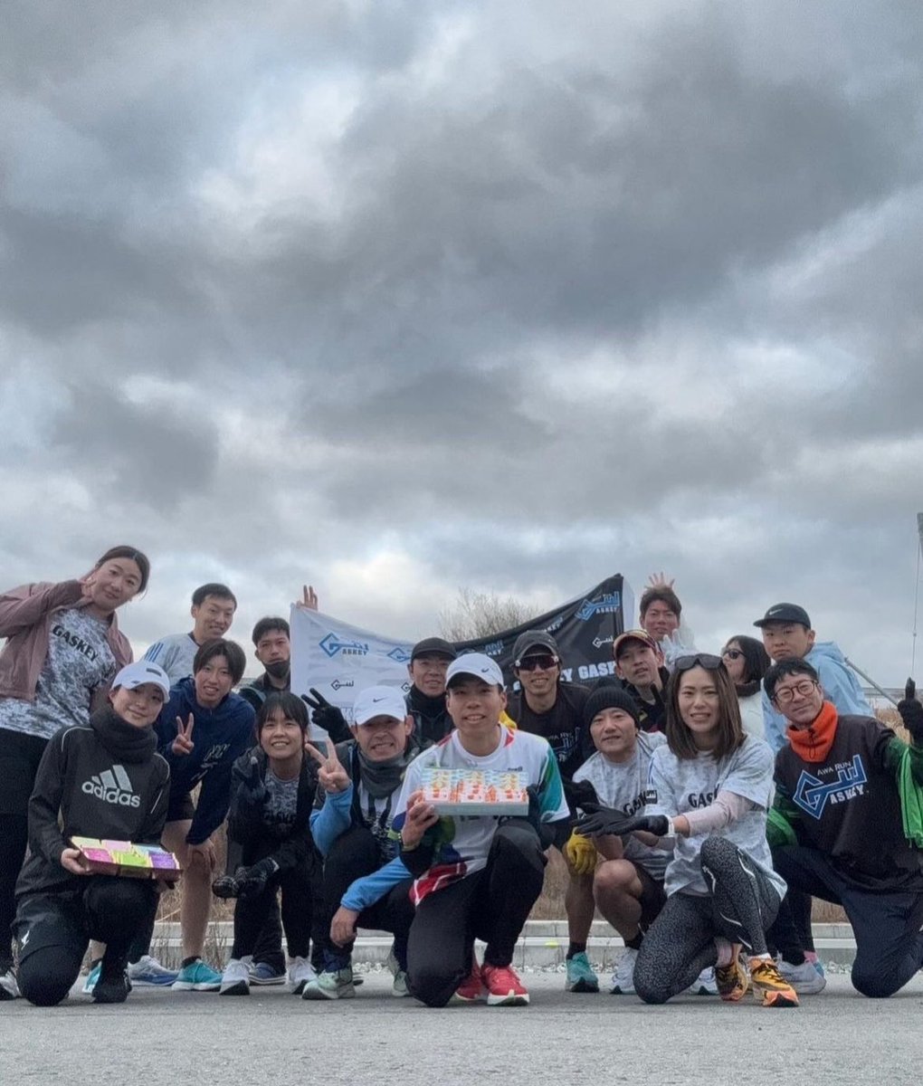 awa_run_gaskey's tweet photo. 🏋🏼♂️特攻旗が出来上がりました🏋🏼♂️
・
毎週土日は特攻服を着て早朝集会を開いてます🏍️💨
この度、新しく特攻旗を作成しました 💕
レディースもビッと気合い入ってます😊🏍️
ちなみに髪の色は自由です🧕
#走るの大好きランが好き
#GASKEY https://t.co/da8ecZLQC5