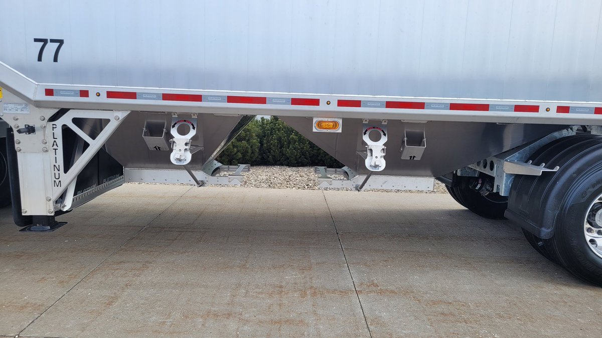 vg_tim's tweet photo. For the guys concerned about which way the hopper doors open on Platinums, it's an option on the build sheet. For comparison, here is the new set for @WannaMakeItFarm outside of #OVFS. Stop and see Manfred and Steve at booth 2528. @allequipag @Allequiprepair @MfgTrailer https://t.co/8e3wiECO7j