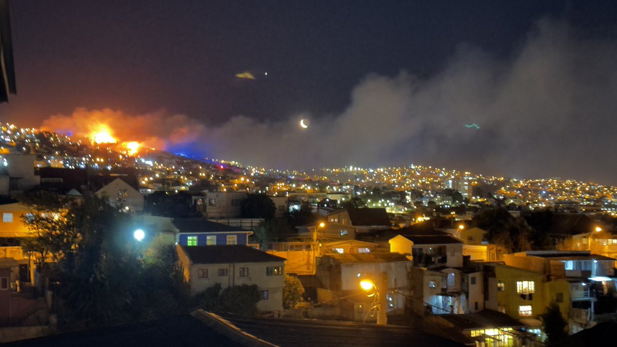 GrupoWurtlitzer's tweet photo. 🔴 URGENTE | Múltiples focos de Incendio forestal en #Valparaiso. Se solicita apoyo a Bomberos #Viña a la zona. https://t.co/NLQNhIuO8U