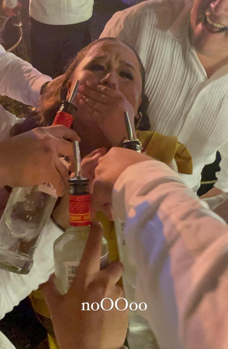 Mi mamá: nadie te obliga a tomar

Mis amigos: