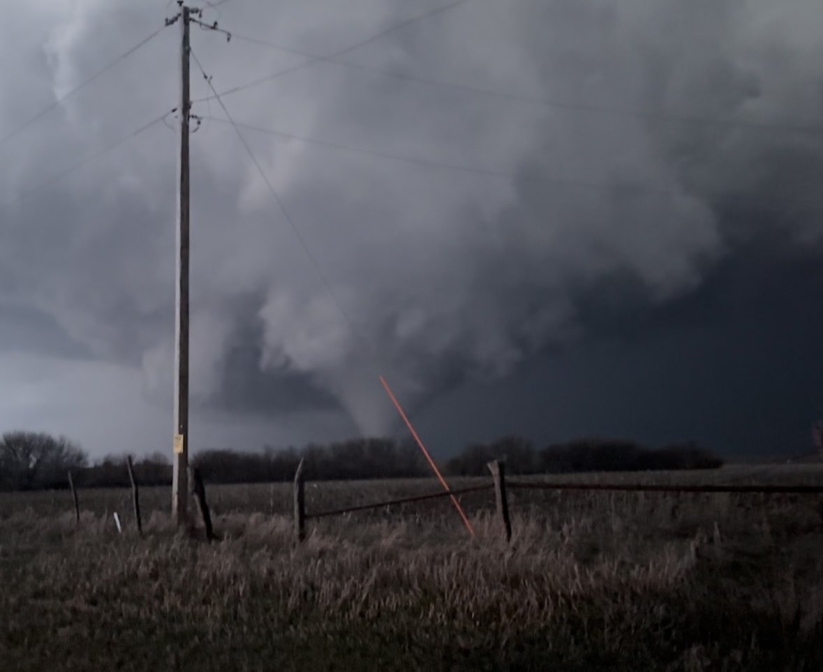 Tornado east of Alta Vista, KS 7:50pm central #kswx @JordanHallWX @SevereStudios